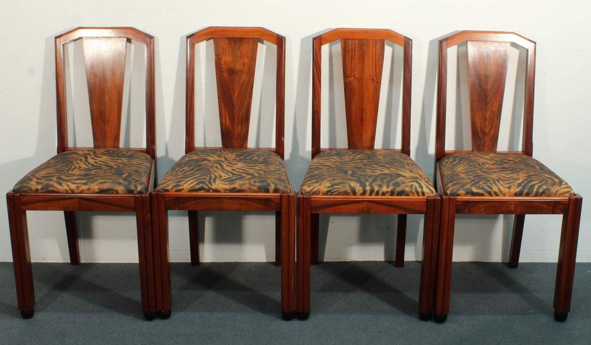 4 Stühle, Art Deco, um 1920/30, Nussbaum, lose Sitzpolster, restauriert