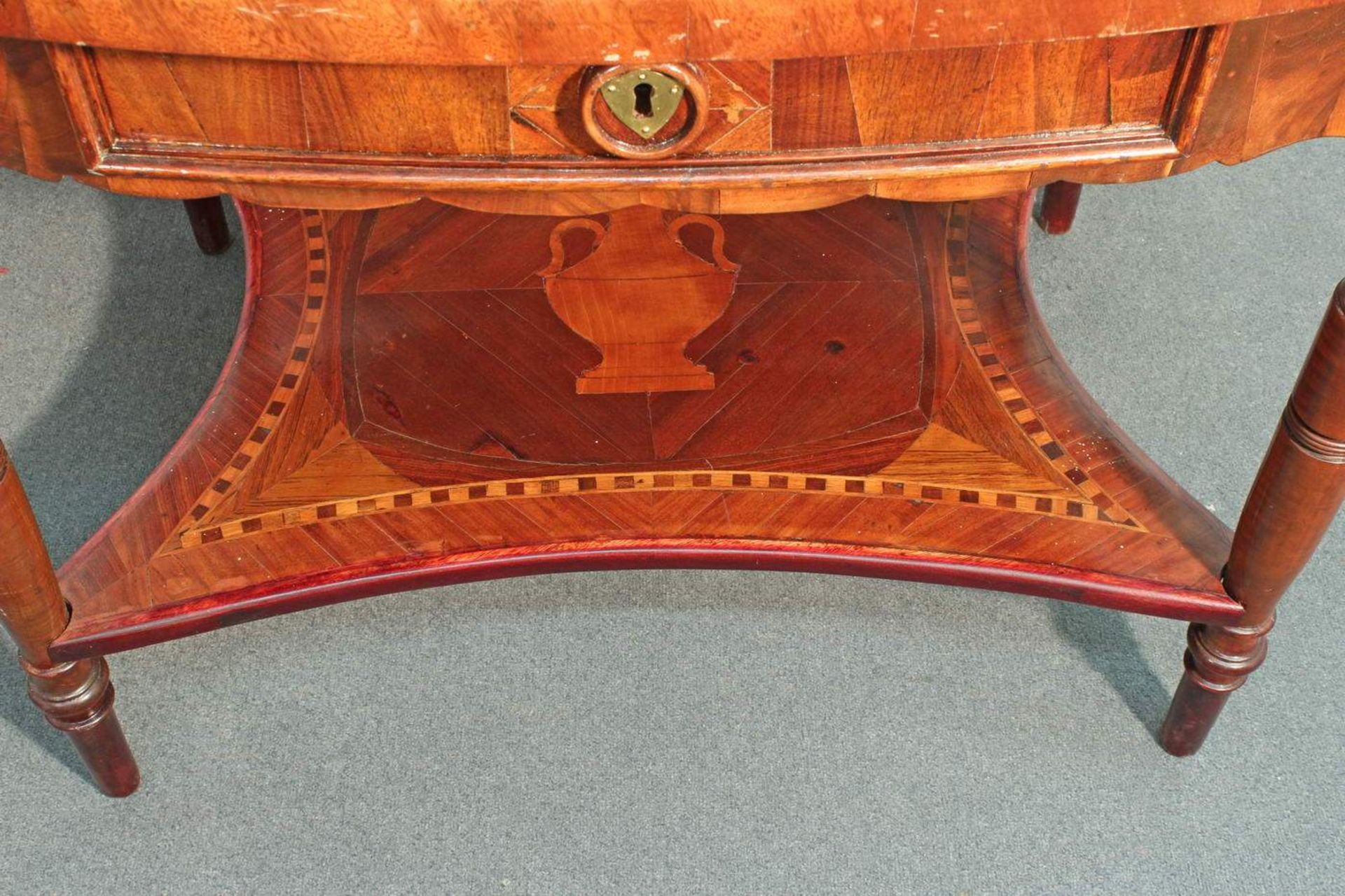Ovaler Tisch, England, 19. Jh., Mahagoni u.a., ein Zwischenboden, zwei Schubfächer, Platte und - Bild 3 aus 3