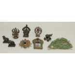 Konvolut 8 Teile, Indien/Tibet, 20. Jh., Bronze/Metall, 5-15 cm hoch; Fragment eines Dachziegels,