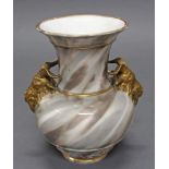 Vase, KPM Berlin, 1849-1870, marmorierter Fond, mit goldbronzierten Bocksköpfen, 17 cm hoch,
