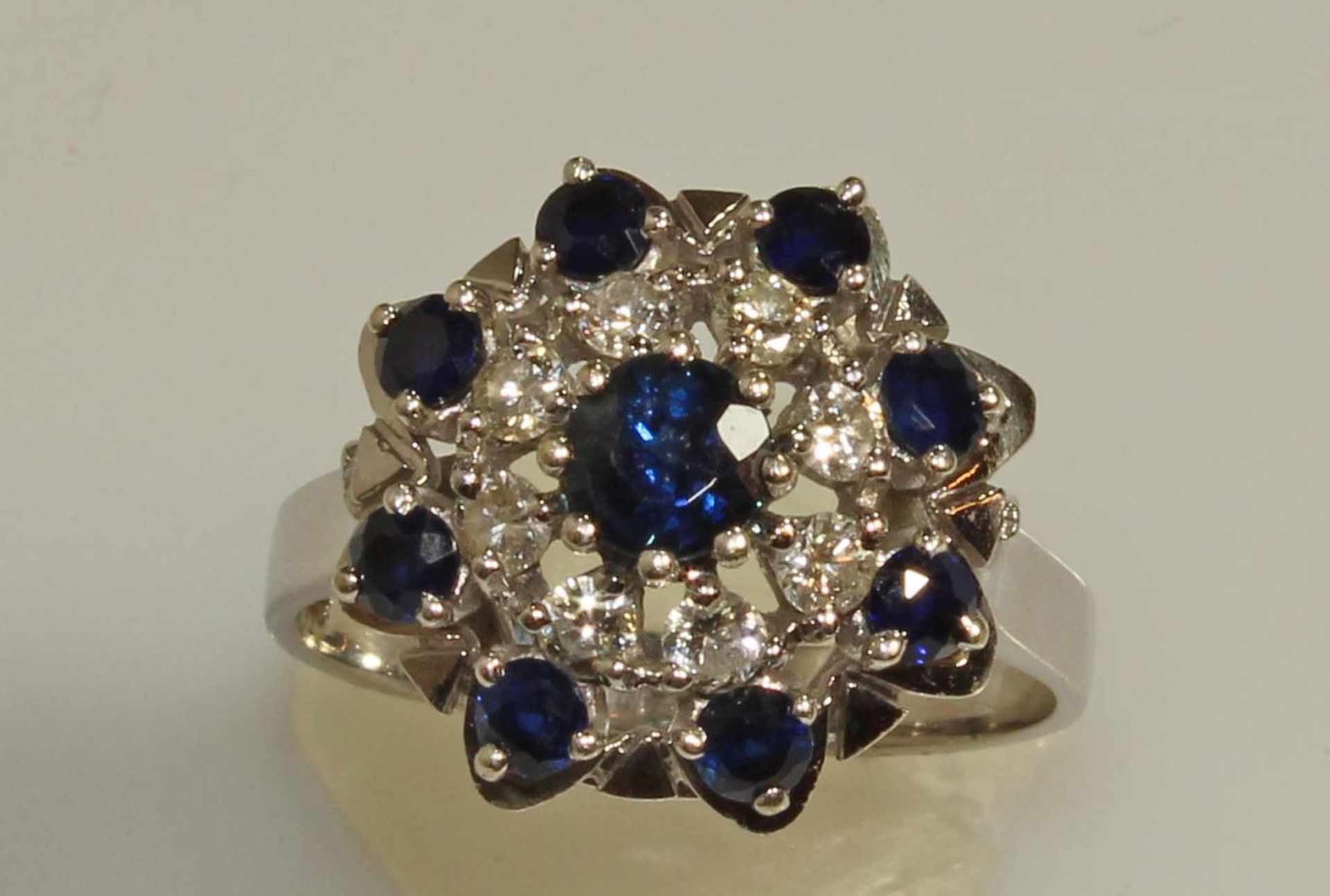 Ring, WG 585, 9 facettierte Saphire, 8 Besatz-Brillanten, 5 g, RM 17.5