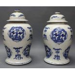 Paar Deckeltöpfe, China, 20. Jh., Porzellan, Blaumalerei, Kartuschen mit Figurendarstellungen, 45 cm