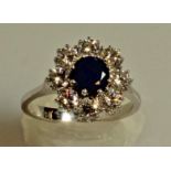 Ring, WG 750, 1 facettierter Saphir ca. 0.90 ct., 8 Brillanten zus. ca. 1.30 ct., etwa w/lpr.-vvs, 4