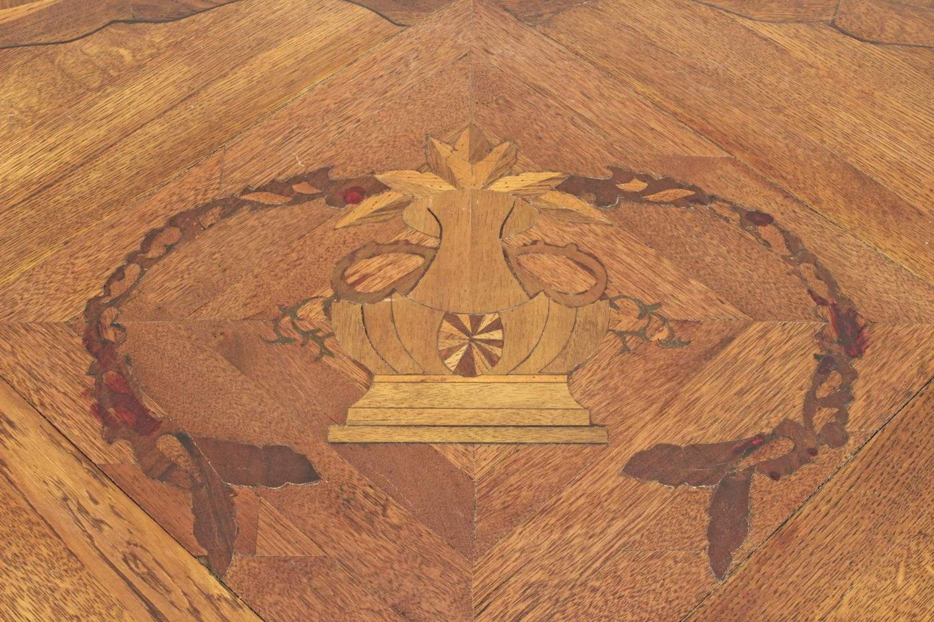 Ovaler Tisch, England, 19. Jh., Mahagoni u.a., ein Zwischenboden, zwei Schubfächer, Platte und - Bild 2 aus 3