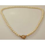 Perlenkette, 69 Akoya-Zuchtperlen ø ca. 6.5 mm, Schließe GG 585, 1 Perle, 52 cm lang (Atelier