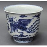 Cachepot, China, 20. Jh., Porzellan, blauer Drachendekor, Fond mit Frucht- und Rankendekor, blaue