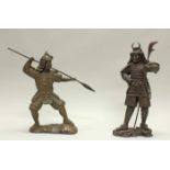 2 Skulpturen, "Samurai", neuzeitlich, Bronze, 41 und 47.5 cm hoch