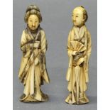 2 kleine Okimonos, "Mann" und "Frau", Japan, um 1900, maritimes Bein, geschnitzt, 8 cm hoch, ein