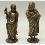 2 Skulpturen, "Louhan", China, 19. Jh., Bronze, auf Plinthen stehend, 27 cm bzw. 28.5 cm hoch,