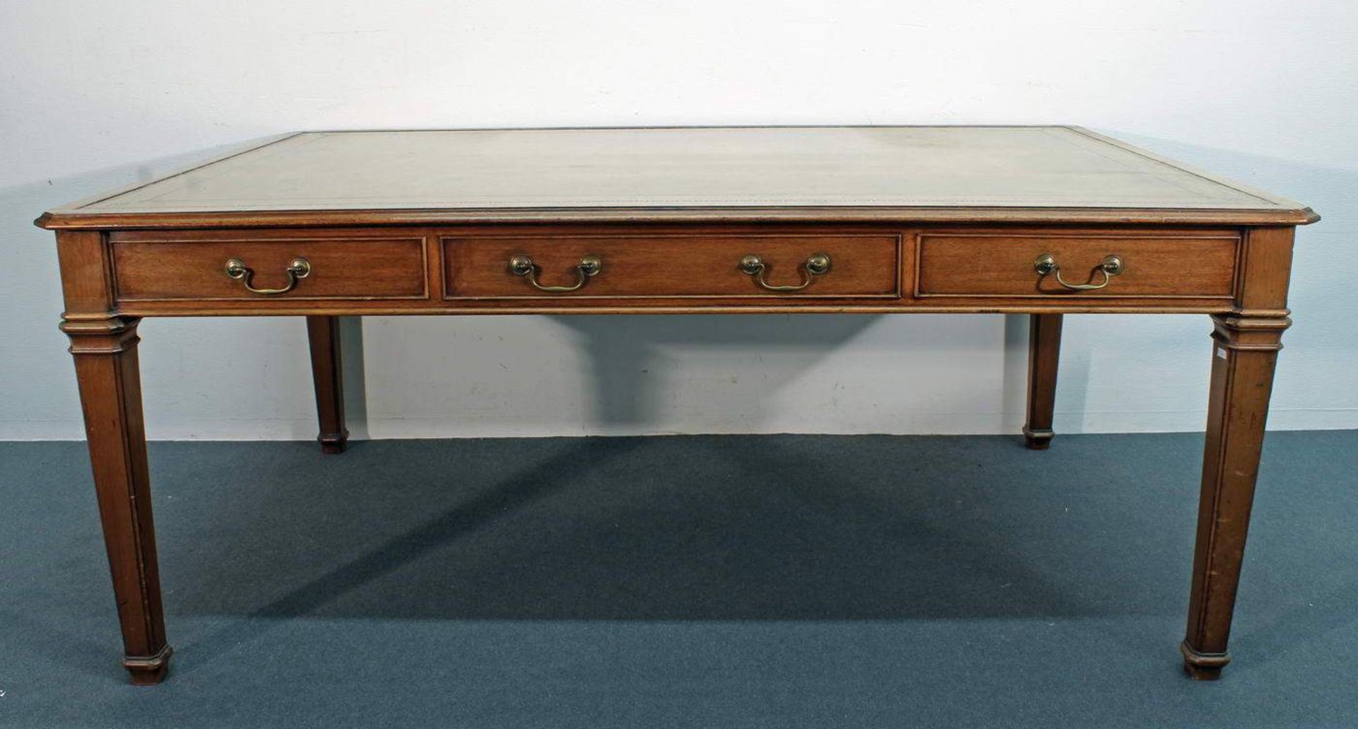 Schreibtisch, England, um 1900, drei Schübe, Rückseite drei Blendschübe, eingelassene Lederplatte,