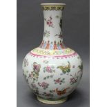 Vase, China, 20. Jh., Porzellan, Balusterform, polychromer Schmetterlings- und Blütendekor, rote