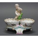 Salière, KPM Berlin, um 1820/30, Putto mit zwei Gewürzschälchen, polychrom und goldstaffiert, 12