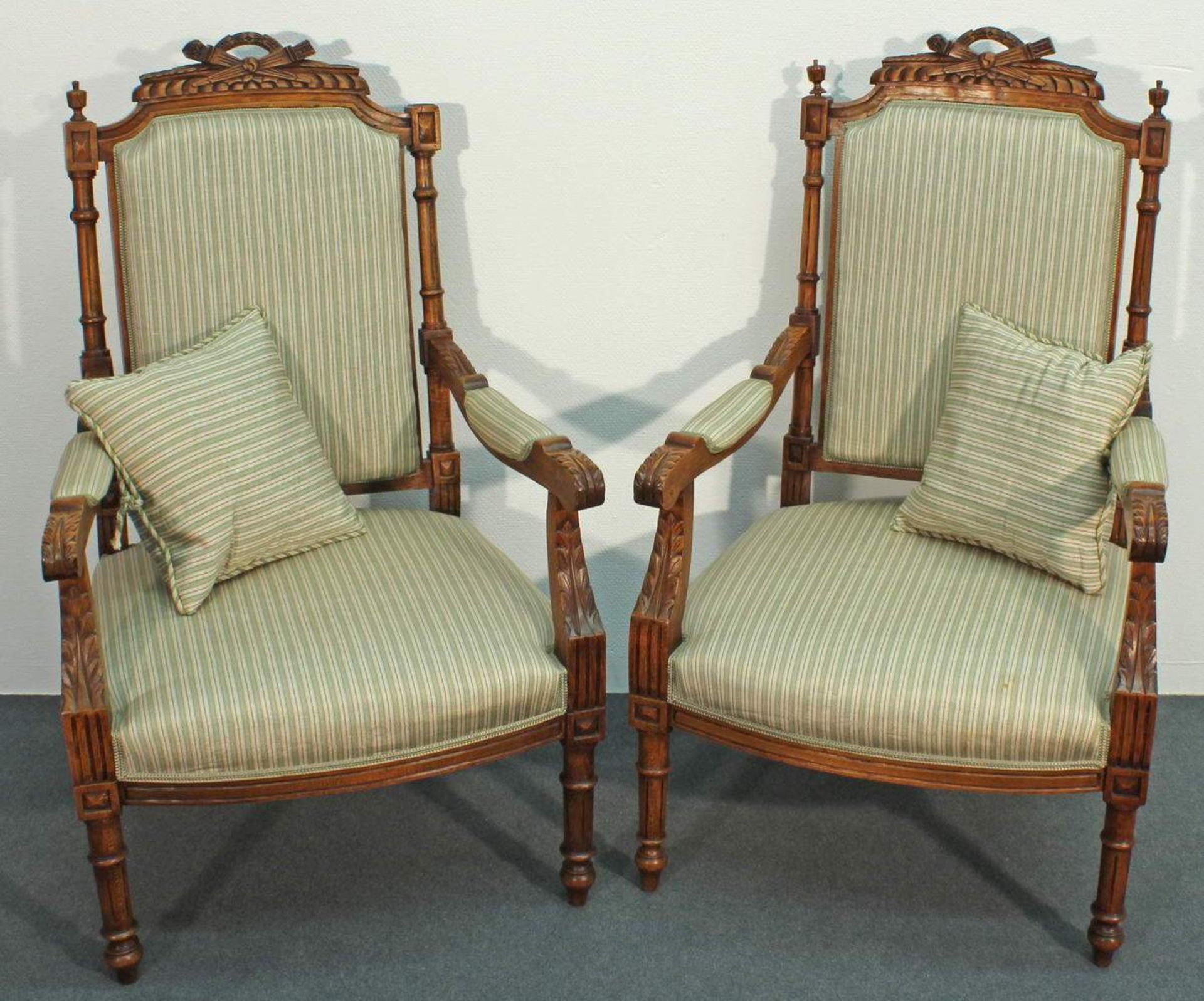 Paar Sessel, Ende 19. Jh., Louis XVI-Stil, Buche nussbaumfarbig, Sitz-, Rücken- und Armpolster,