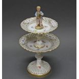 Etagère, Meissen, Schwertermarke, 1850-1924, 1. Wahl, bekrönend ein Gärtnerkind mit Kranz, gemalte