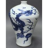 Vase, China, 20. Jh., Porzellan, blauer umlaufender Drachendekor, 33 cm hoch