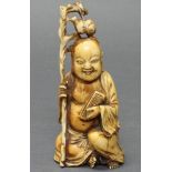 Figur, "Unsterblicher mit Pilgerstab", China, 19. Jh., Elfenbein, geschnitzt, Restspuren von