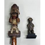 Figur, auf Stab, Ogoni, Nigeria, Afrika, Holz, beweglicher Mund, 33 cm bzw. 75 cm hoch; kleine