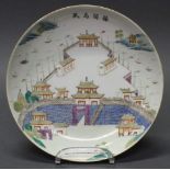 Teller, China, 20. Jh., Weißporzellan, polychrome Malerei, "Festung mit Hafen", rote Bodenmarke, ø