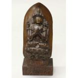 Kleines Buddha-Relief, Fragment, Tibet, 18./19. Jh., auf Holzsockel, 15.5 cm hoch, 7 cm breit