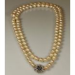 Perlenkette, 105 Akoya-Zuchtperlen ø ca. 8.5 mm, Schließe WG 585, 7 kleine facettierte Saphire,