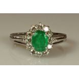 Ring, WG 585, 1 ovaler facettierter Smaragd ca. 1.0 ct., 12 Brillanten zus. ca. 0.40 ct., etwa w/si,