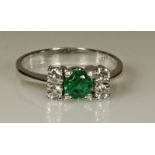 Ring, WG 585, 1 facettierter Smaragd, 4 kleine Brillanten, 3 g, RM 17.5 20.00 % buyer's premium on