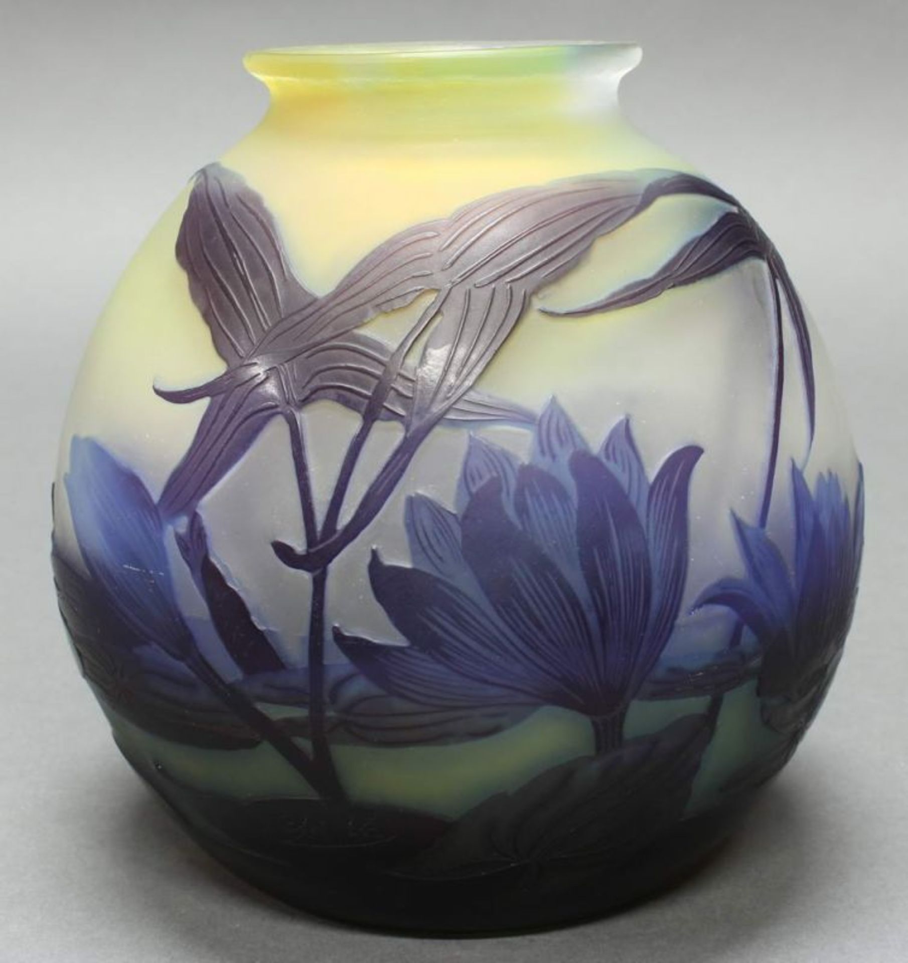 Vase, Emile Gallé, 1920er Jahre, Glas, blauer Überfangdekor mit Teichlandschaft mit Seerosen,