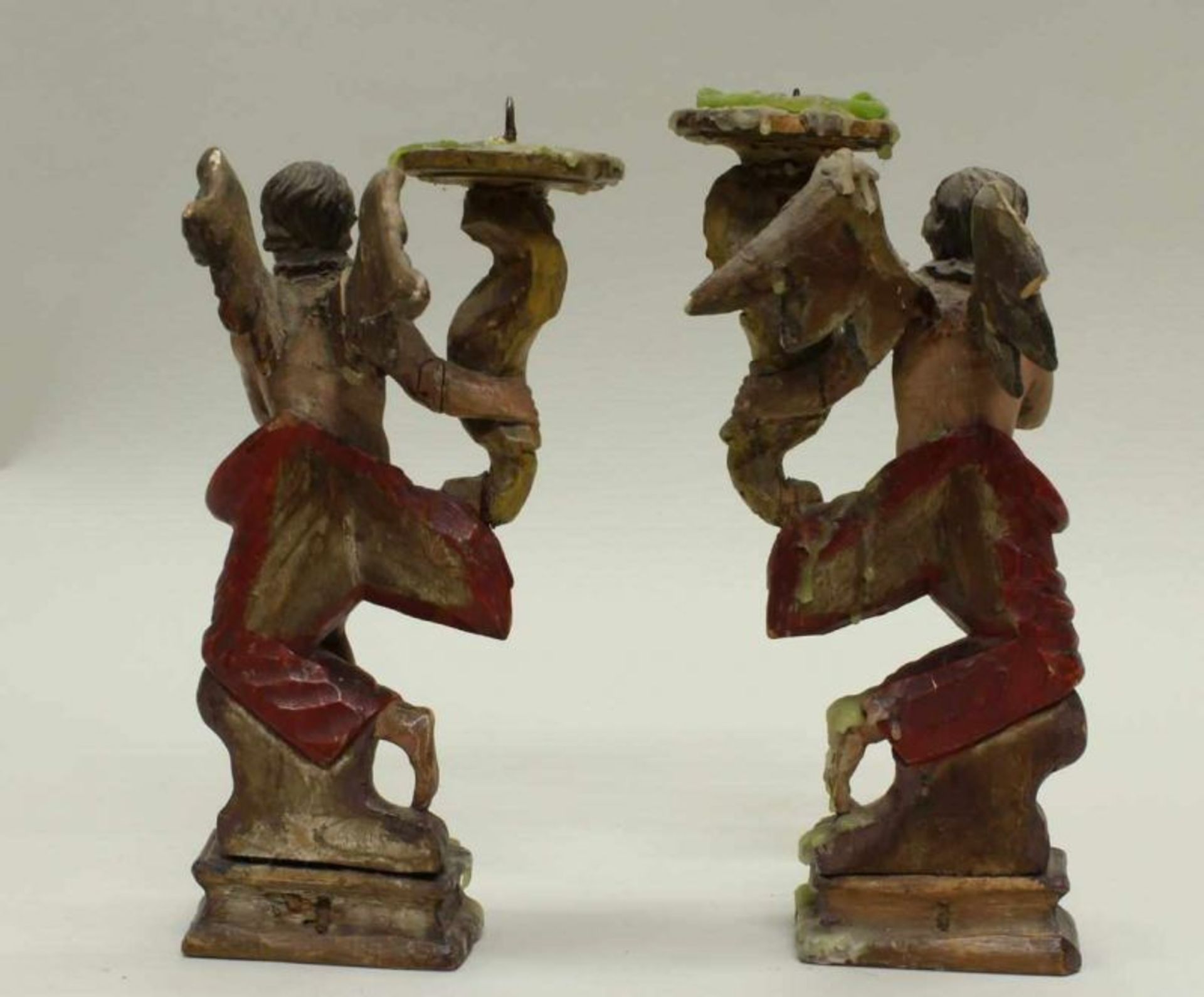 Paar Leuchterengel, Holz, gefasst, Anfang 20. Jh., 23 cm bzw. 24 cm hoch, geklebt, leicht beschädigt - Image 2 of 3