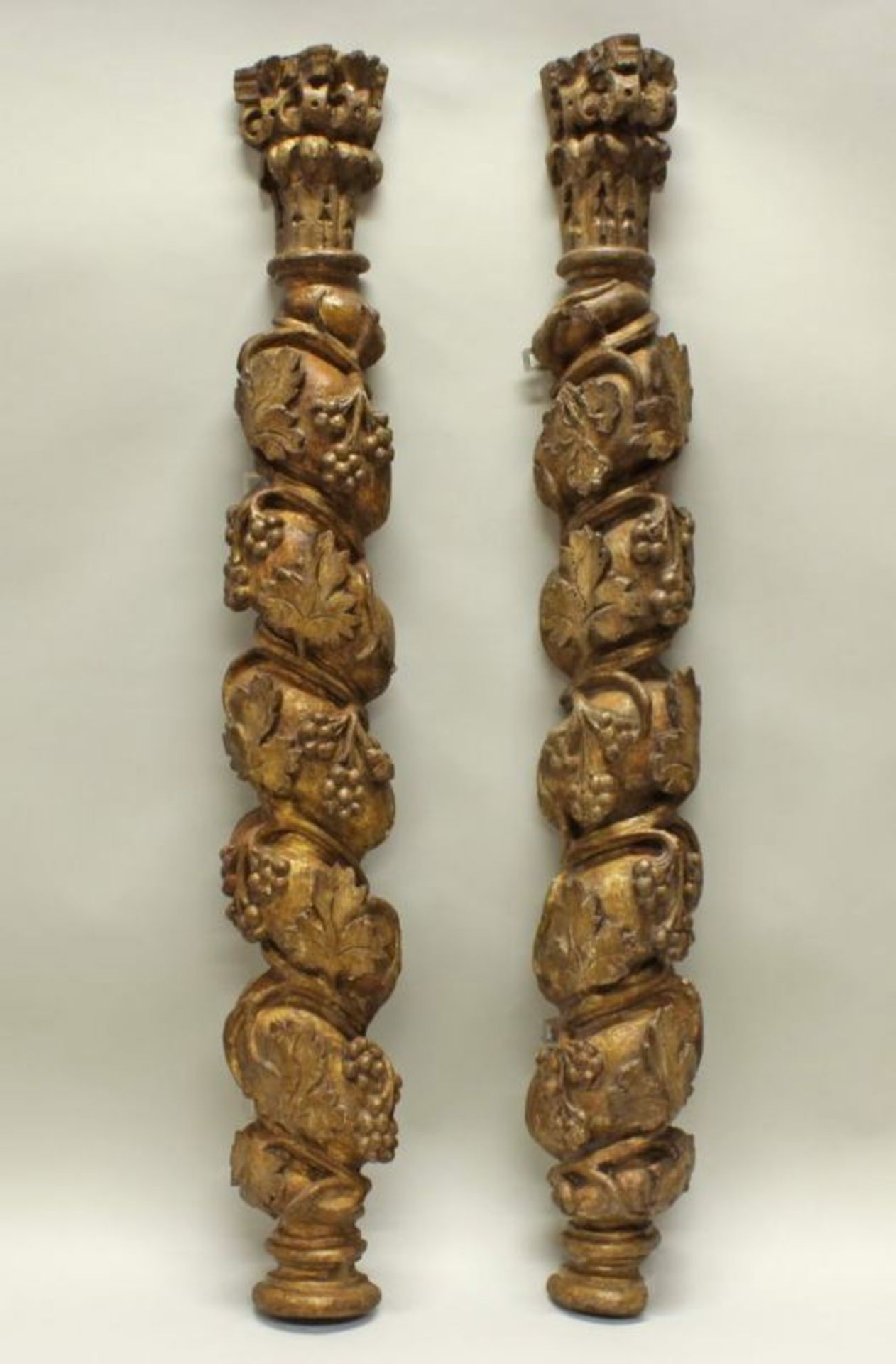 2 Halbsäulen, Holz geschnitzt, gefasst, 19. Jh., gedrehter Schaft mit Weinreben, 118 cm hoch,
