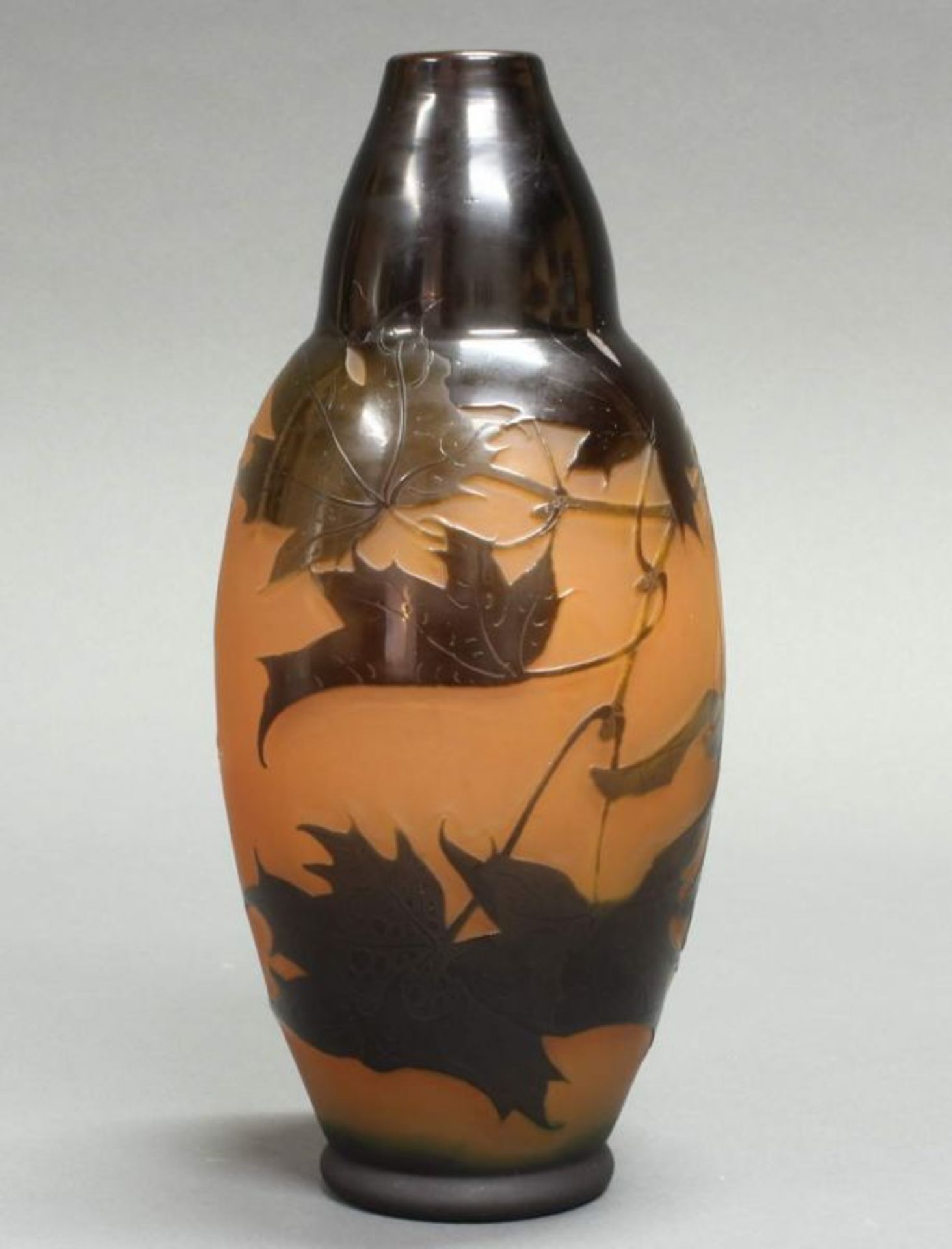 Vase, Paul Nicolas, Nancy, um 1925, brauner Überfangdekor mit Ahorn auf lachsrotem Grund, signiert - Image 3 of 6