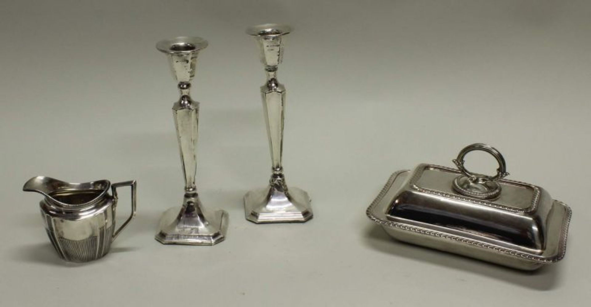 Sahnegießer, Silber 925, Chester, 1895, Florence Warden, J-Henkel, 75 g; Paar Kerzenleuchter, Silber