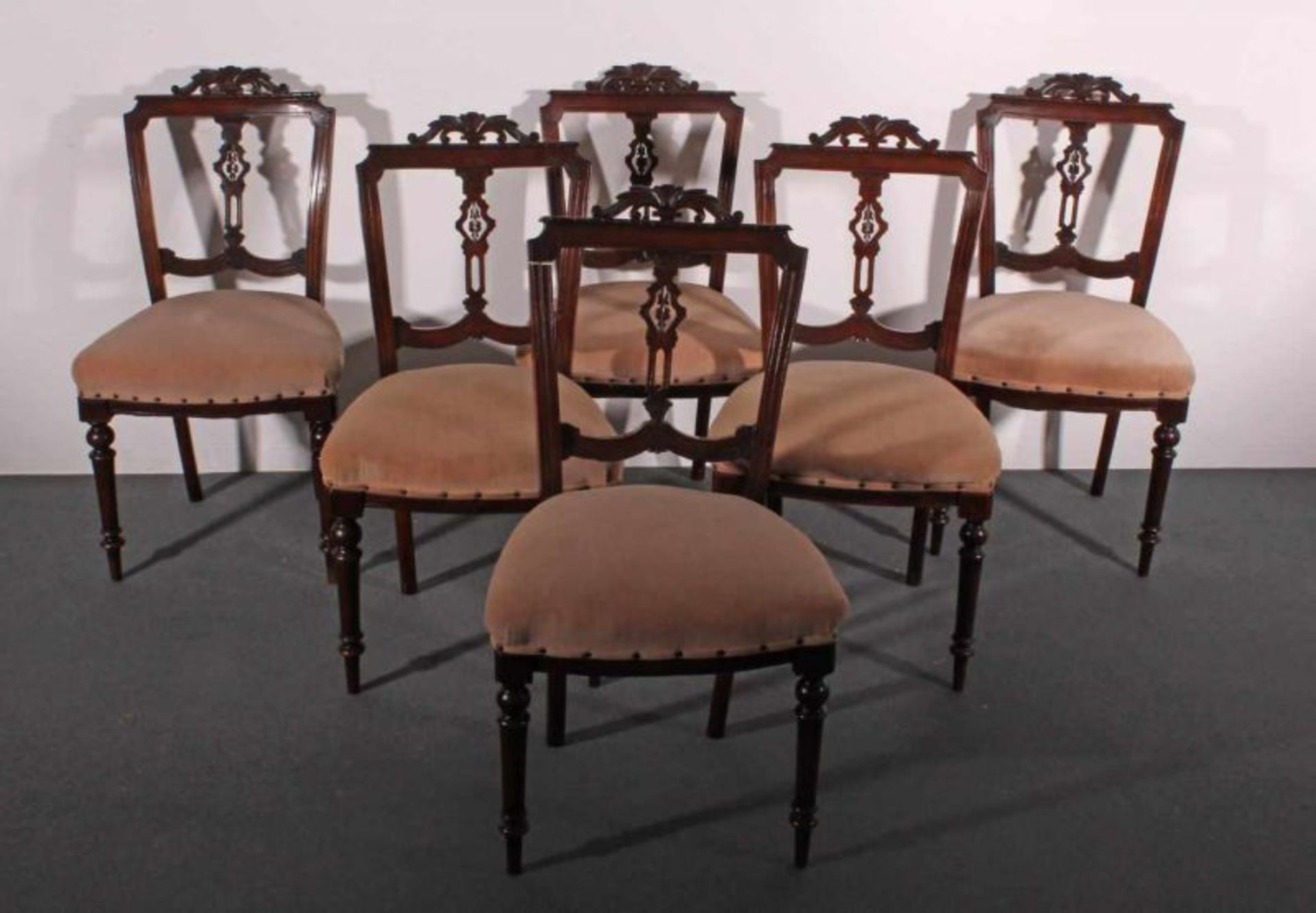 6 Stühle, England, 19. Jh., Mahagoni, Sitzpolster mit Veloursbezug 20.00 % buyer's premium on the