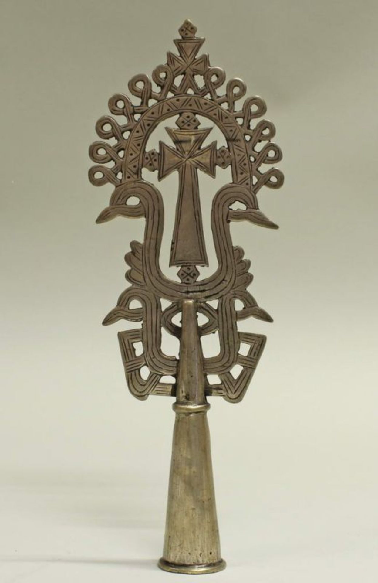 3 koptische Kreuze, Nordafrika, Weißmetall, ornamental: Handsegnungskreuz und 2 Vortragekreuze, 27. - Image 2 of 4