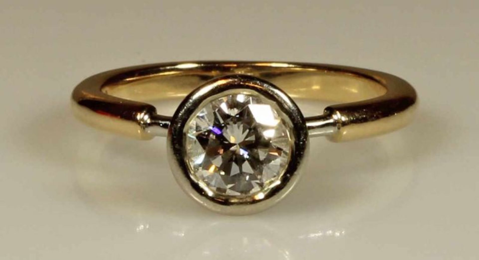 Ring, WG/GG 585, 1 Brillant-Solitär 0.777 ct., etwa fw/si, 3 g, RM 16.5, Brillant-Expertise Dipl.