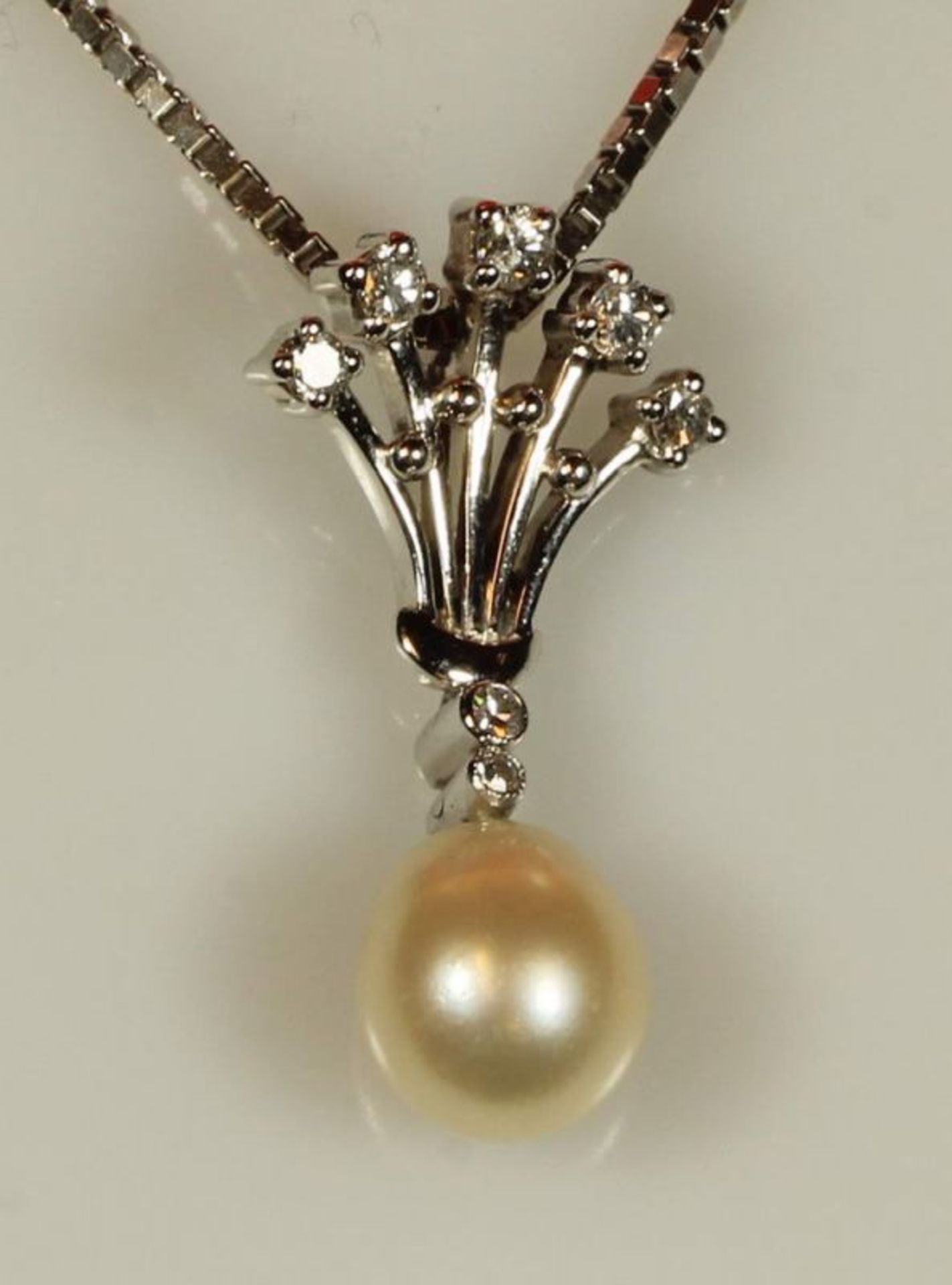 Anhänger, WG 585, tropfenförmige Perle, 7 Diamanten zus. ca. 0.25 ct., an Collierkette WG 333, 42 cm