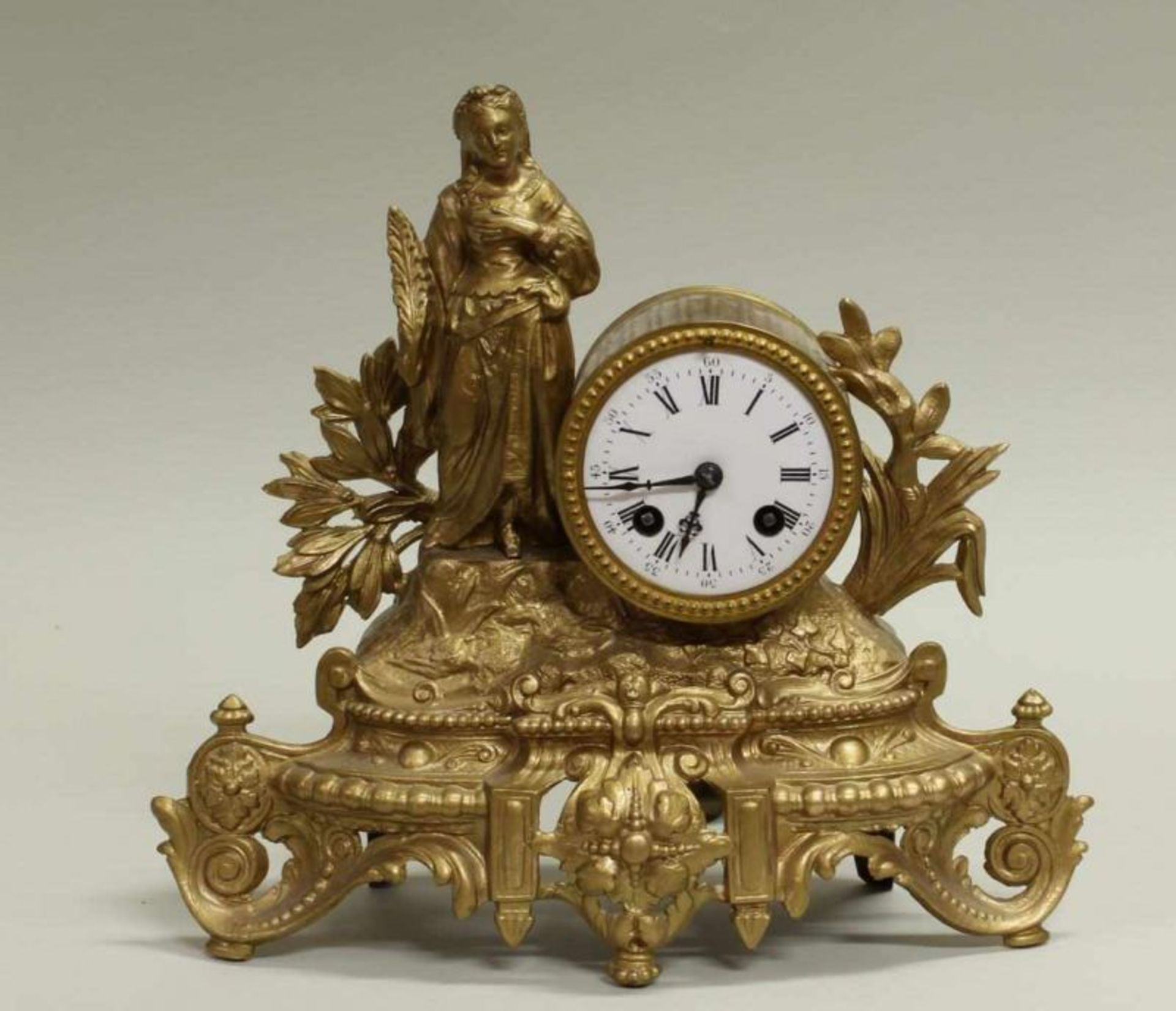 Salonpendule, Belle Epoque, Frankreich, um 1880, Zinkguss, goldbronziert, Gehäuse mit weiblicher