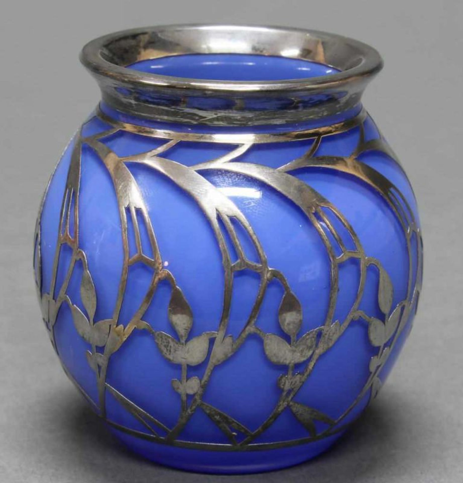 Vase, Glas, weiß-irisierendes Gefäß mit blauem Lanzettdekor auf dem Hals, Schulter mit - Image 3 of 6