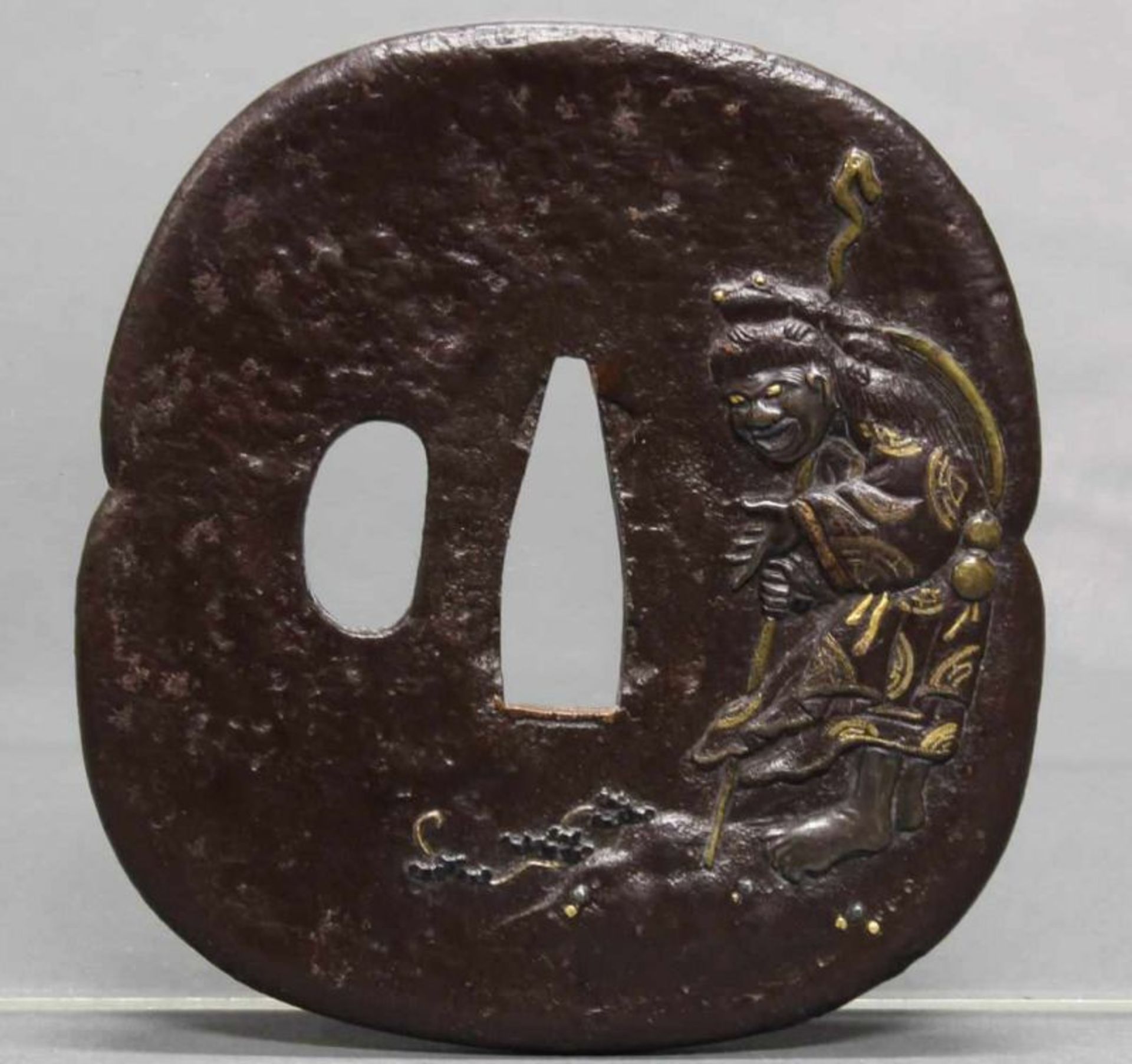 Tsuba, Japan, 19. Jh., Eisen, Mokkô-Form, im Relief Gama Sennin, Metalleinlagen, 8.5 x 8 cm,