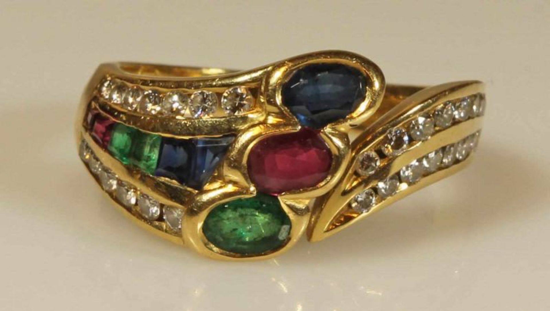 Ring, Atelier Wempe, GG 750, je 1 oval facettierter Smaragd, Saphir, Rubin, je 2 facettierte