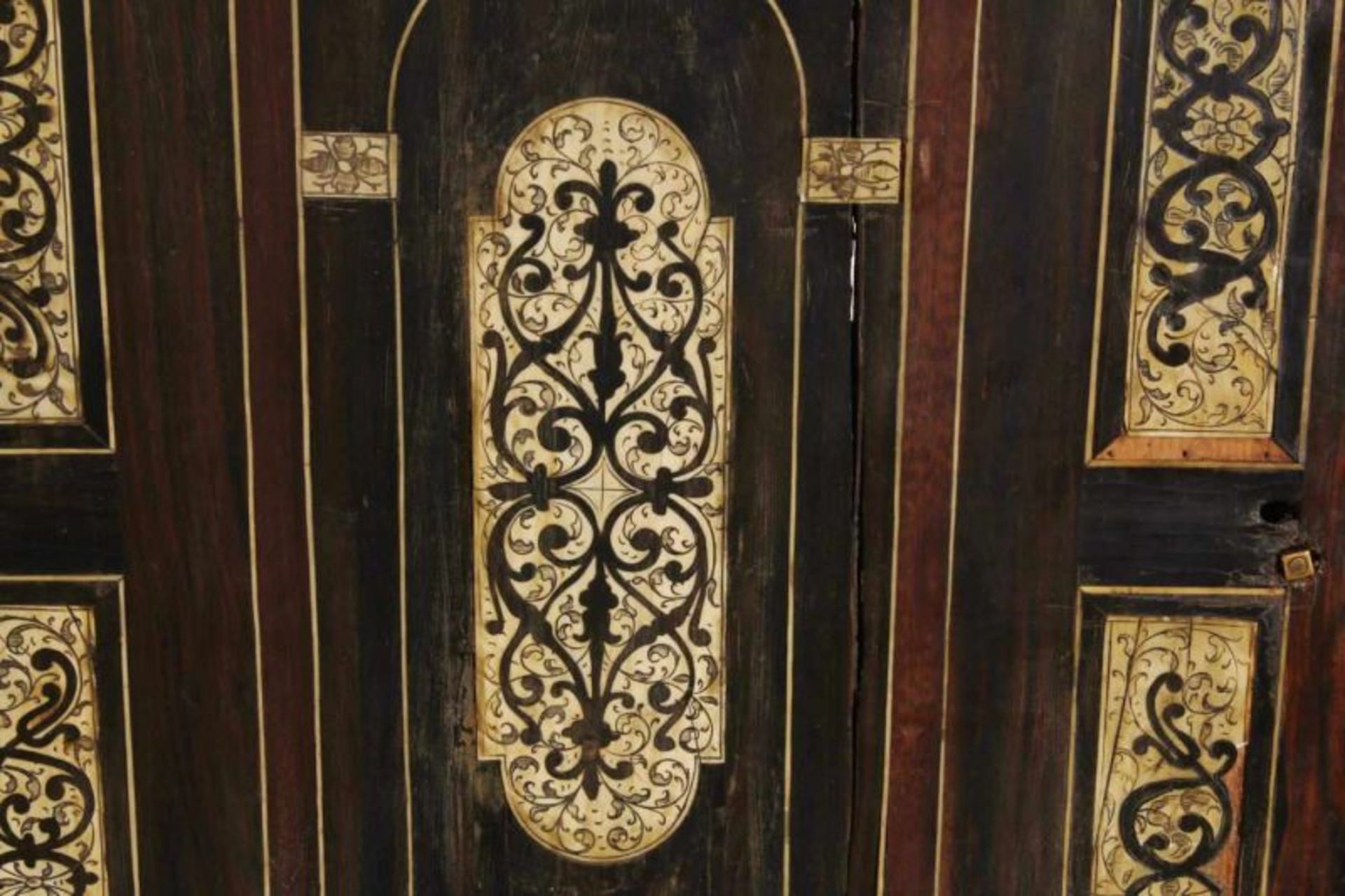 Kleiner Kabinettschrank, Augsburg, 1. Hälfte 17. Jh., zweitüriger Kasten aus ebonisiertem Holz, - Image 5 of 5