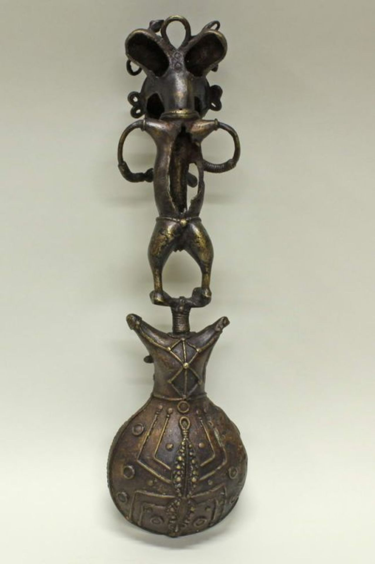 Löffel, Bronze, Afrika, 42 cm lang. Provenienz: Rheinische Privatsammlung 20.00 % buyer's premium on - Image 2 of 3