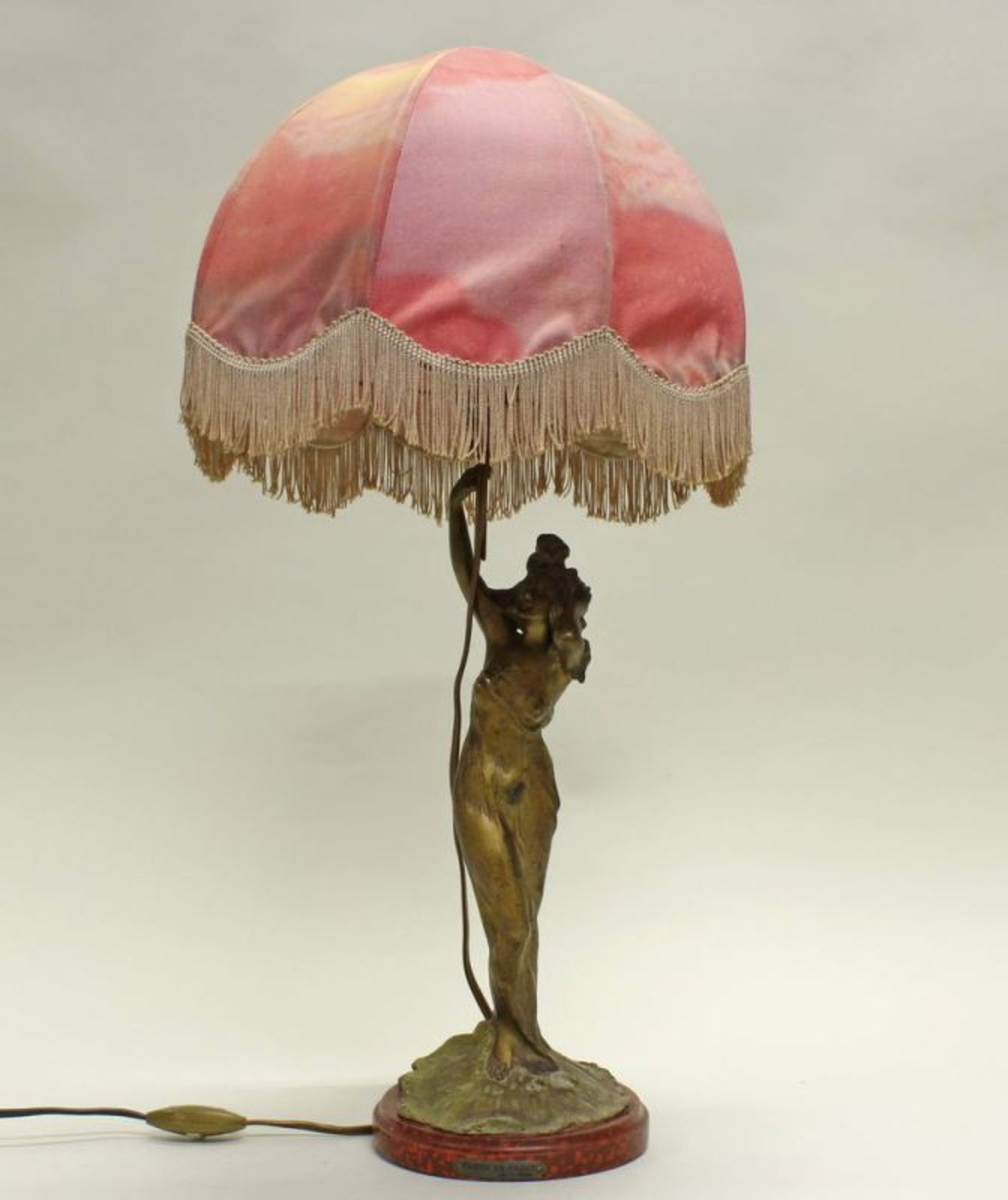 Tischlampe, Fuß Zinkguss, patiniert, in Form einer jungen Frau ("Fleur de Payot"), bezeichnet C.