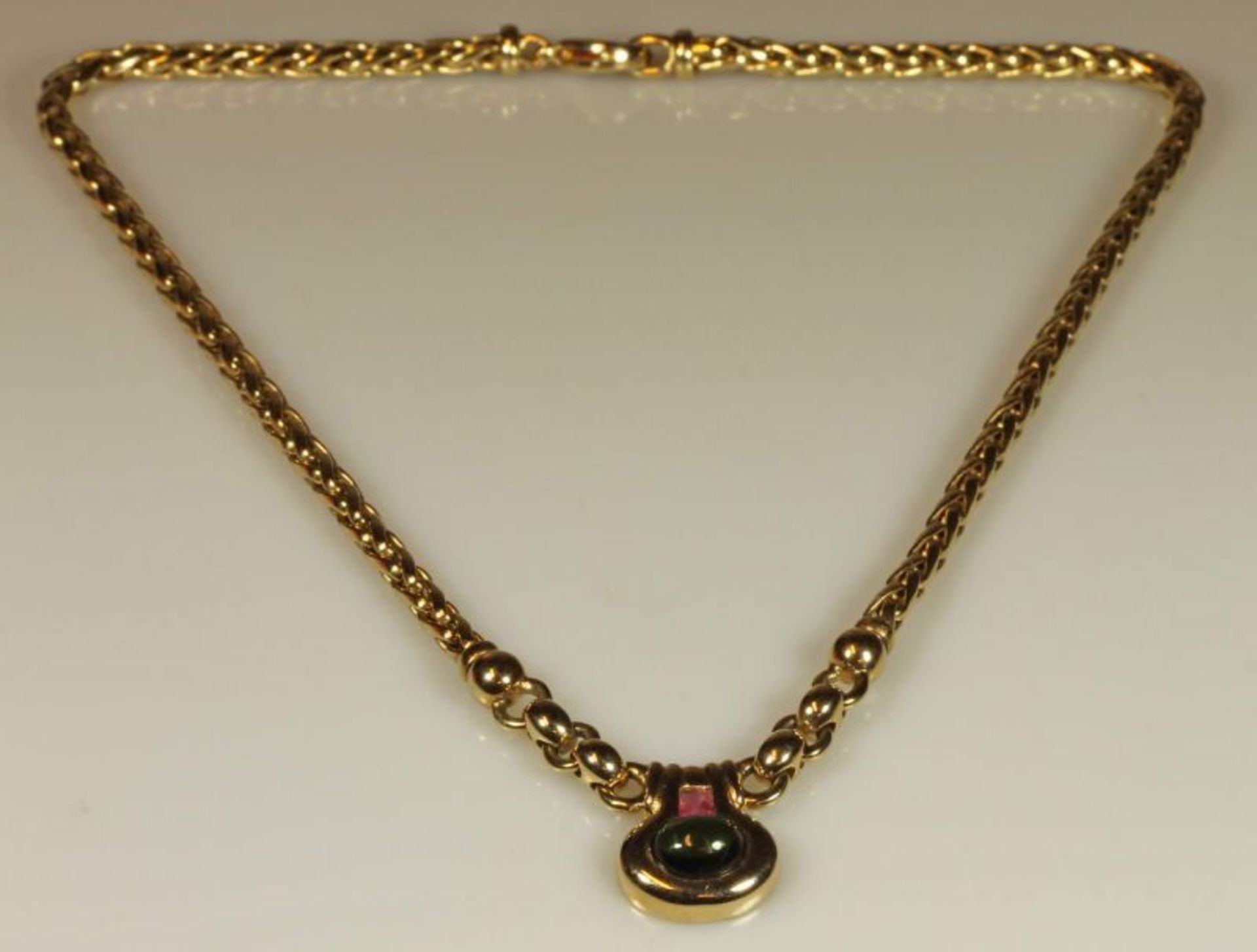 Halskette, GG 585, 1 grüner Turmalincabochon, ca. 3.30 ct., 1 pinkes Turmalincarrée, ca. 0.40 ct.,