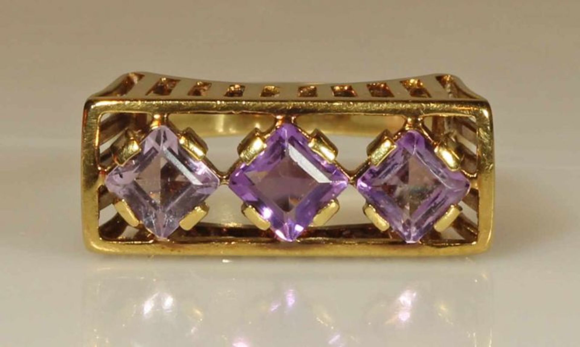 Ring, GG 585, 3 Amethyste im Carréeschliff, ca. 5 x5 mm, 4.8 g, RM 17 20.00 % buyer's premium on the