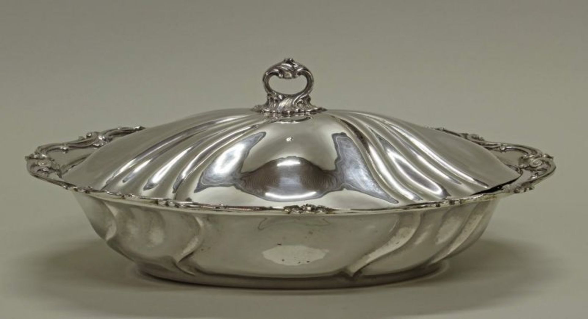 Deckelschale, Silber 800, Hanau, Wilhelm Weinranck, oval, gedrehte Züge, Rankenzier, 14 x 33.5 x