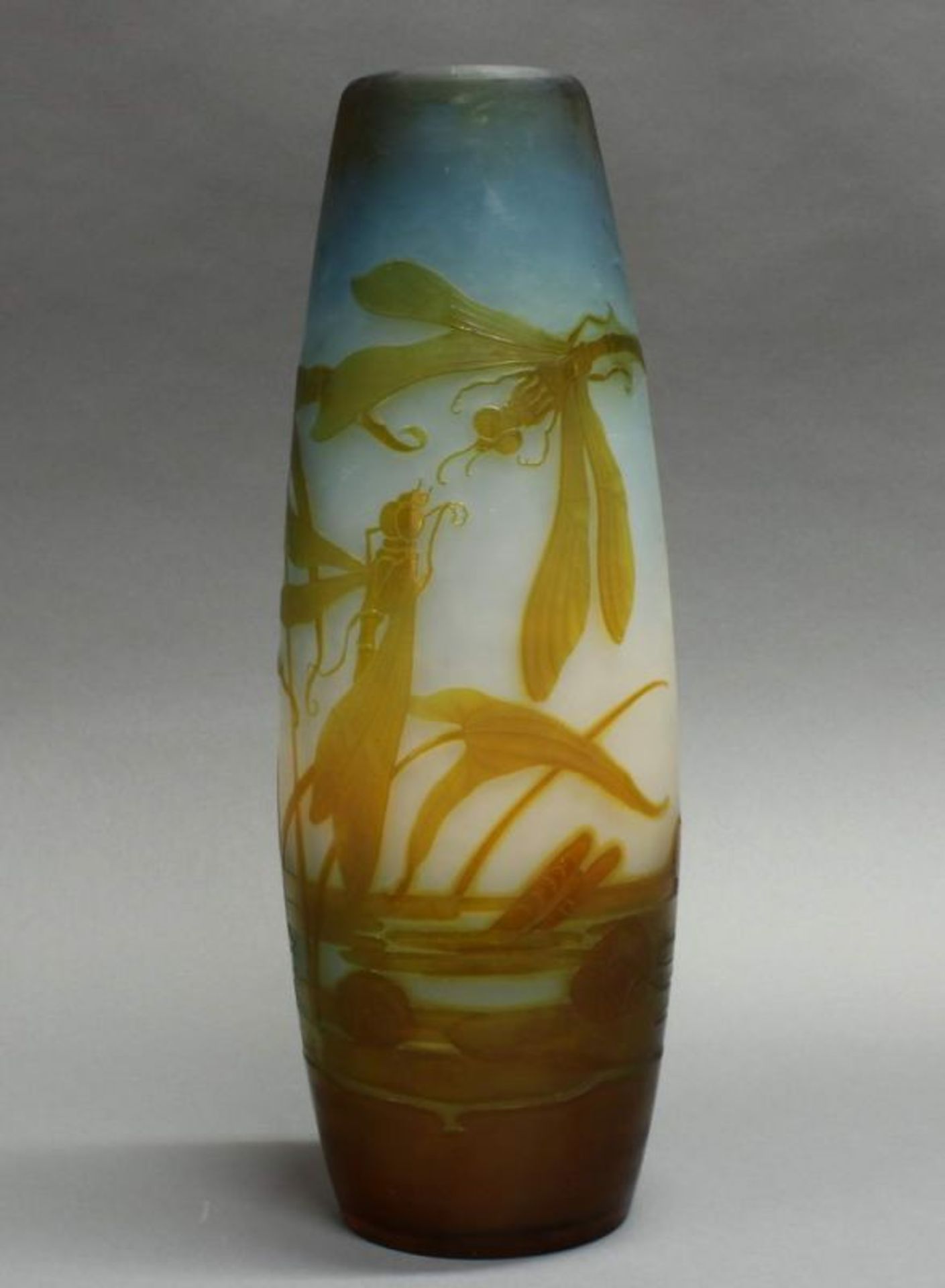 Vase, Emile Gallé, um 1910, Glas, honiggelber Überfangdekor mit Libellen und Teichrosen, Fond weiß