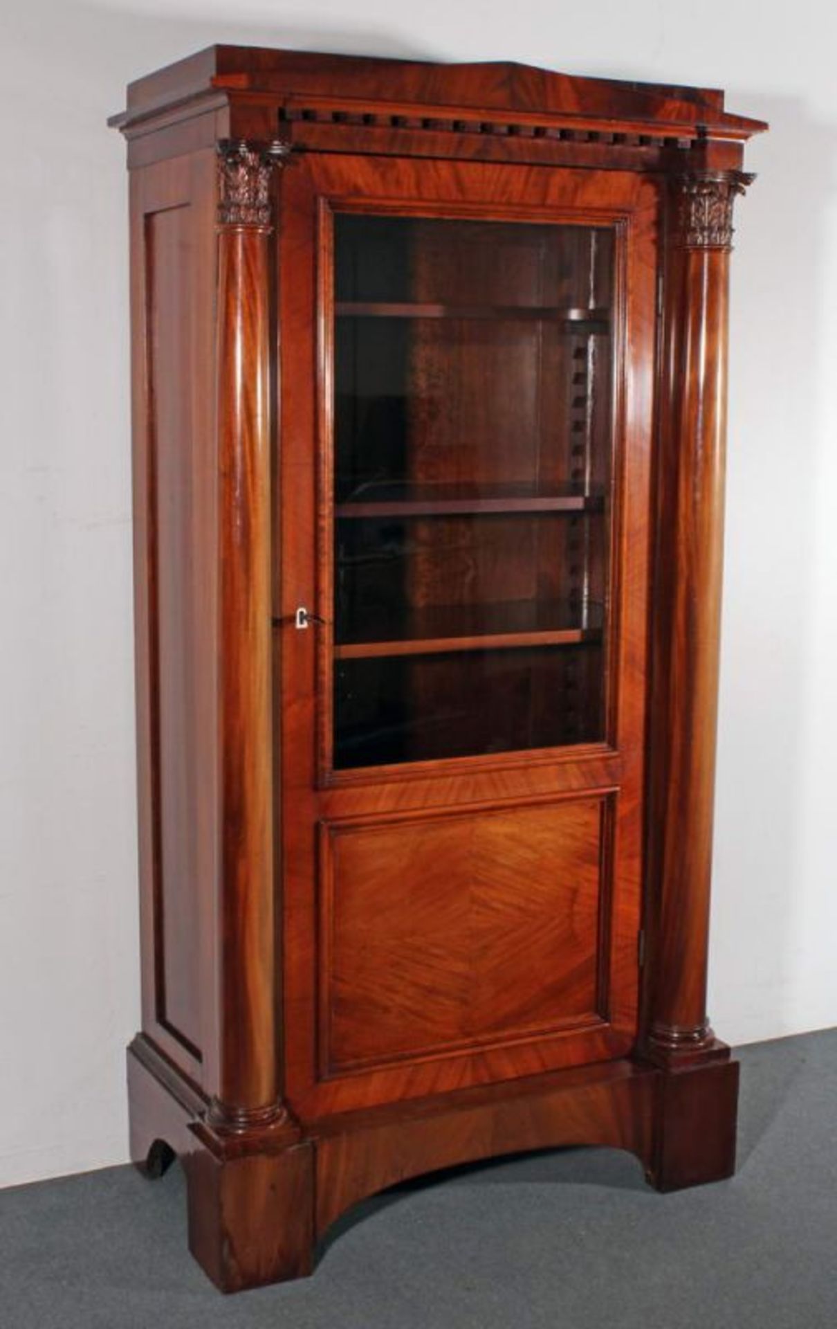 Vitrine, norddeutsch, Biedermeier, um 1825, Mahagoni, eine Tür, 2/3 verglast, seitliche Säulen mit - Image 2 of 2