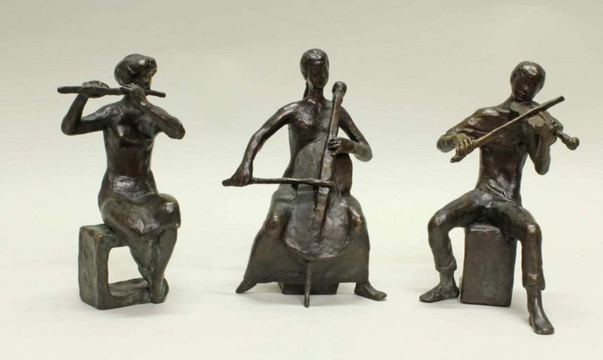 3 Bronzen, braun patiniert, "Musizierende", jeweils monogrammiert und datiert AS (ligiert) 80,