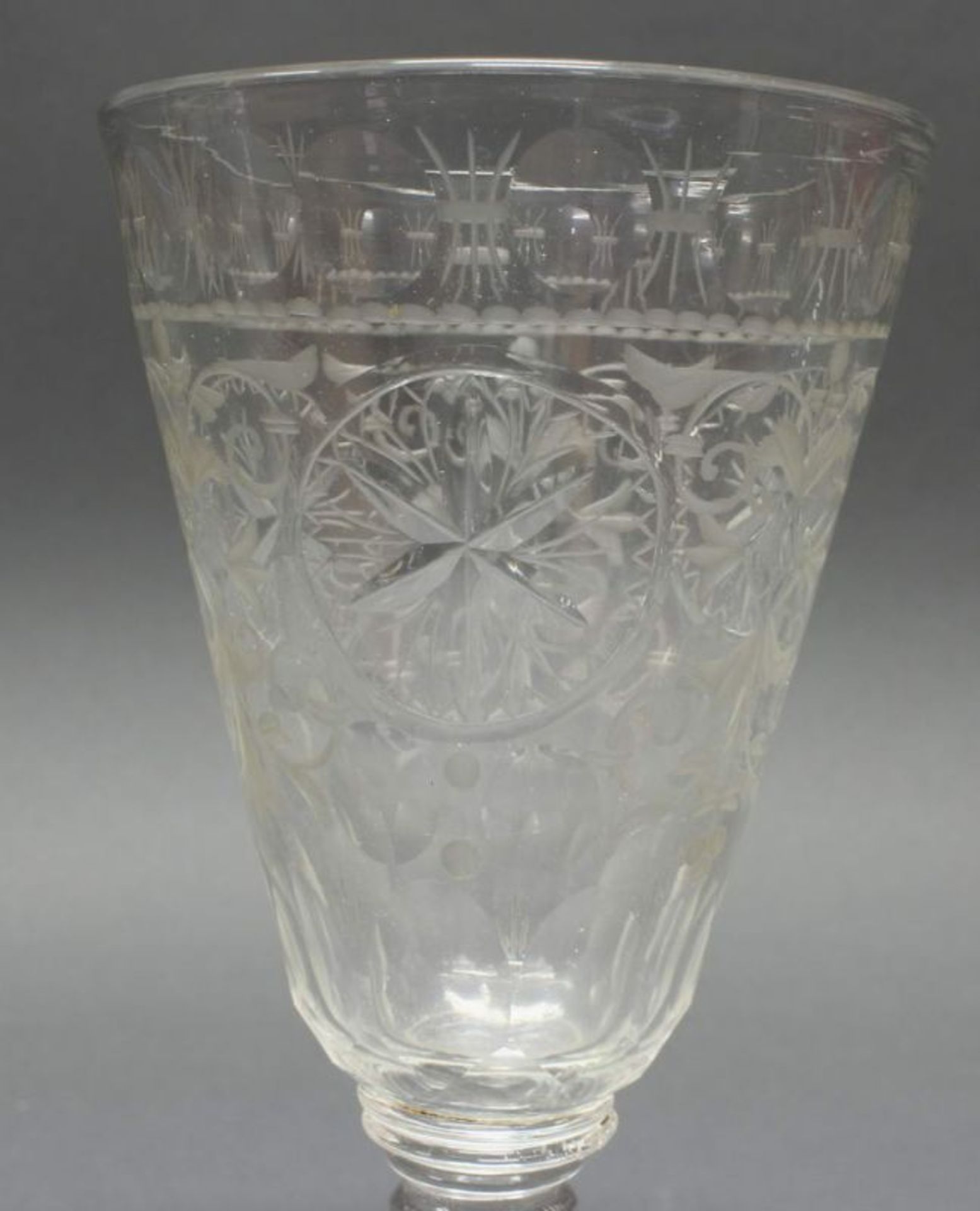 Pokalglas, 18./19. Jh., farblos, Schliffdekor mit Ranken, Sternmedaillons und Okkuli, konische - Image 2 of 4