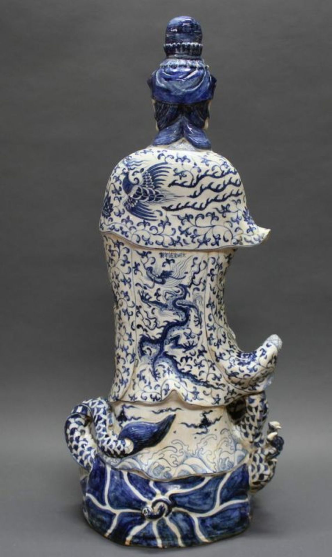 Große stehende Quanyin, auf Sockel, mit Drachen, China, 20. Jh., Porzellan, Blaudekor, 94 cm hoch - Image 2 of 2
